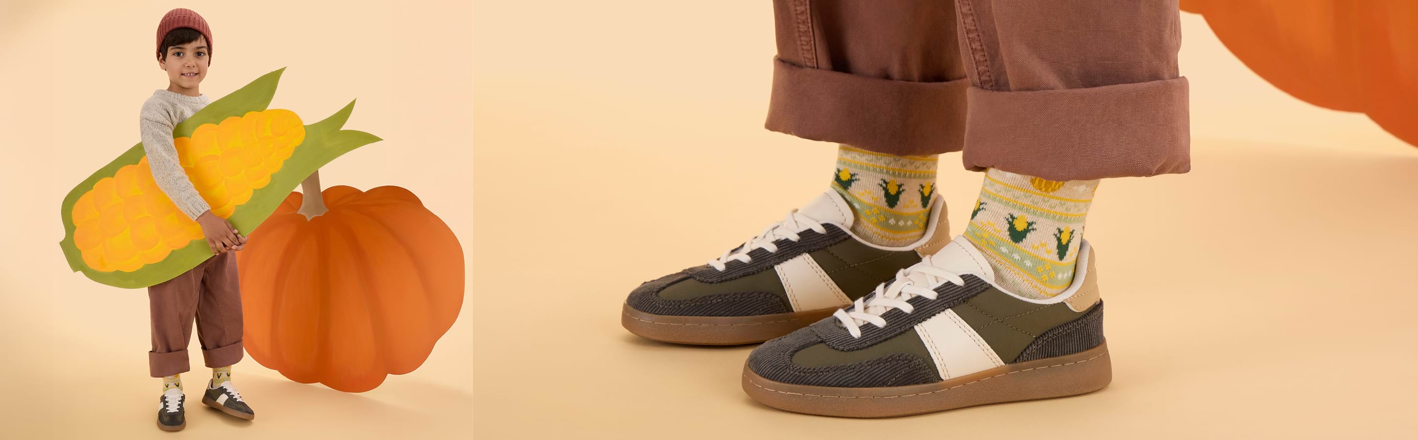 Kind mit Mais und Kürbis FALKE Kids Socken Junge hält große Maisattrappe neben Kürbis trägt FALKE Kindersocken mit Muster und Sneakers