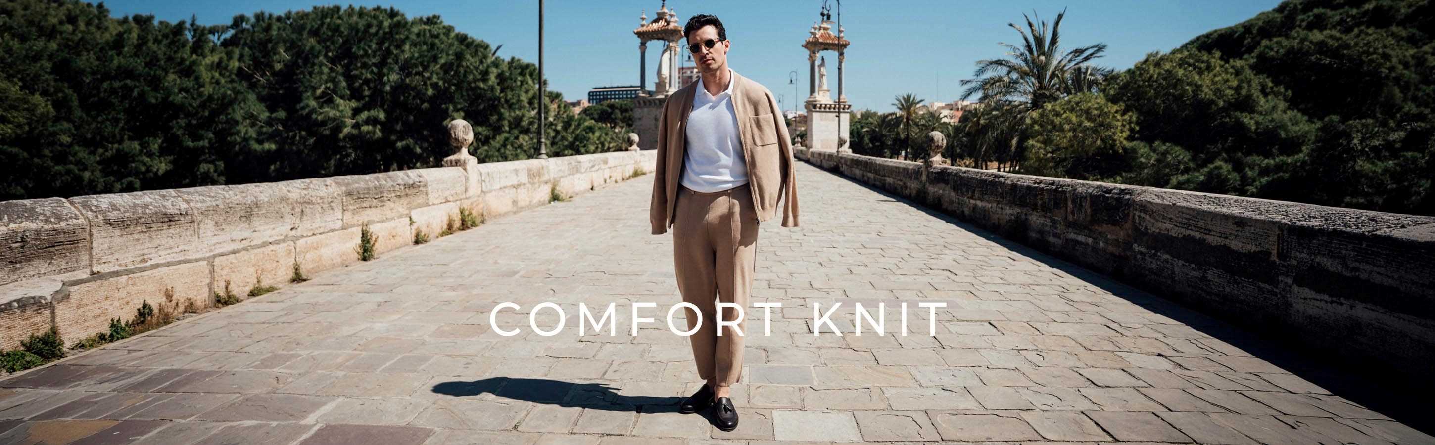 Mann in beigem Comfort Knit Look läuft über eine helle Brücke, Text im Bild Comfort Knit.