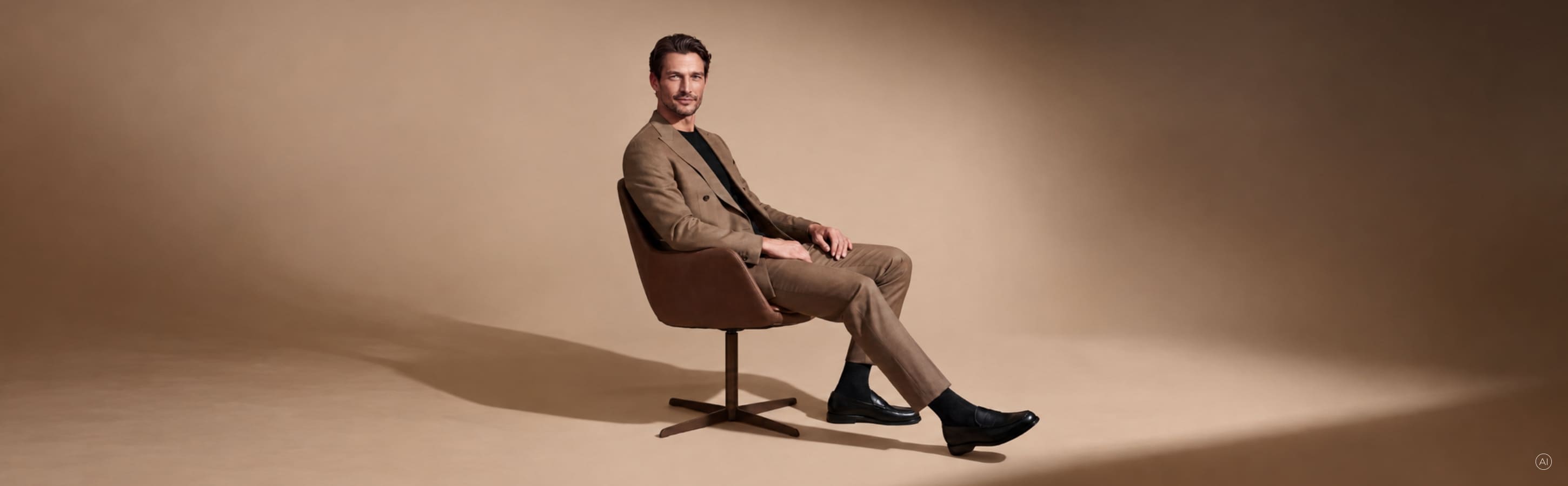 Stilvoller Mann im beigen Anzug mit schwarzen FALKE Socken und eleganten Schuhen. Das Bild ist KI generiert