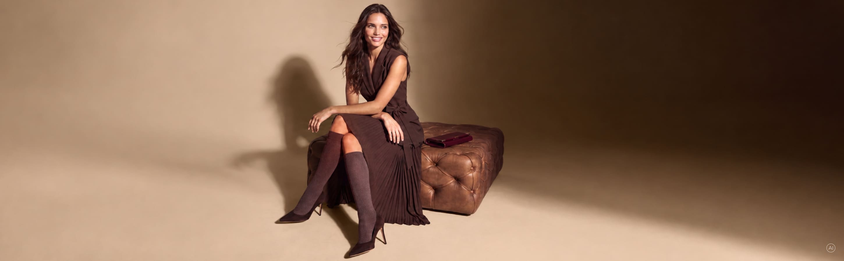 Frau trägt braune FALKE Softmerino Kniestrümpfe zu einem eleganten braunen Kleid und Pumps. Das Bild ist KI generiert.