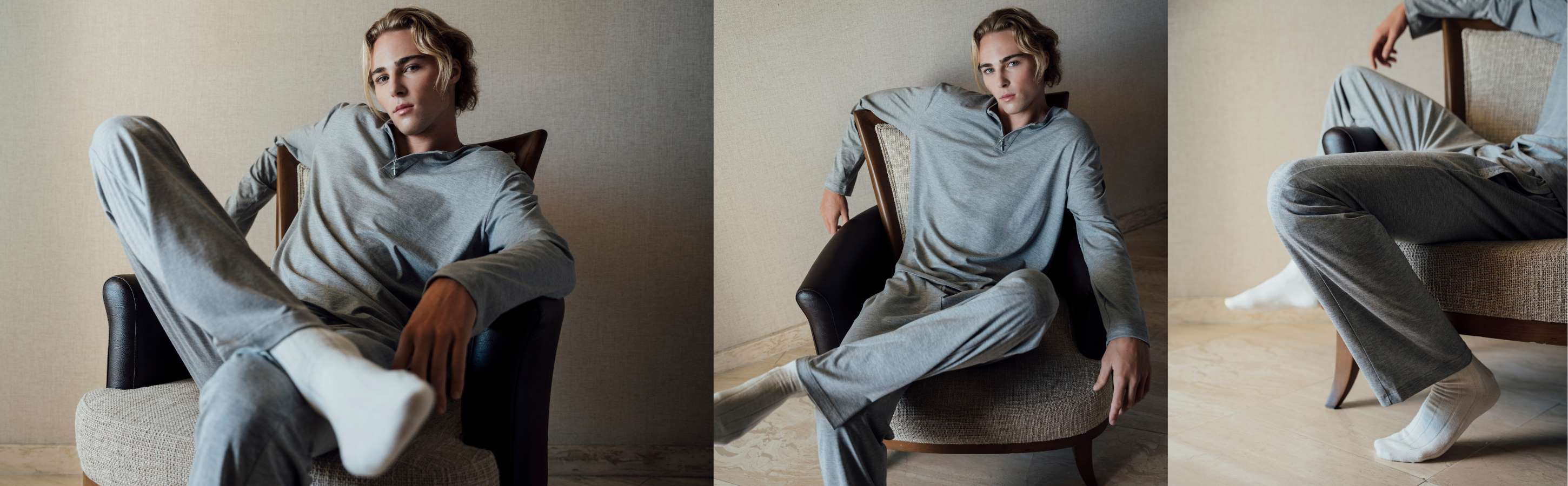 Loungebekleidung & Socken für Herren Mann in grauem Lounge Set sitzt entspannt im Sessel, Detailansicht mit weißen Socken.