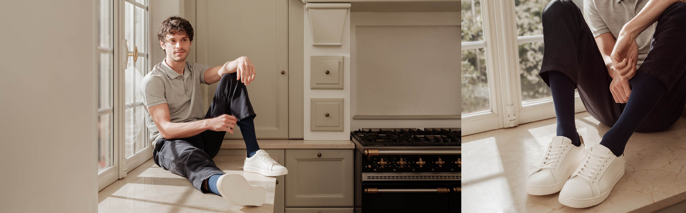 Mann trägt dunkelblaue Socken der Serie Family von FALKE und sitzt am Küchenfenster auf der Fensterbank