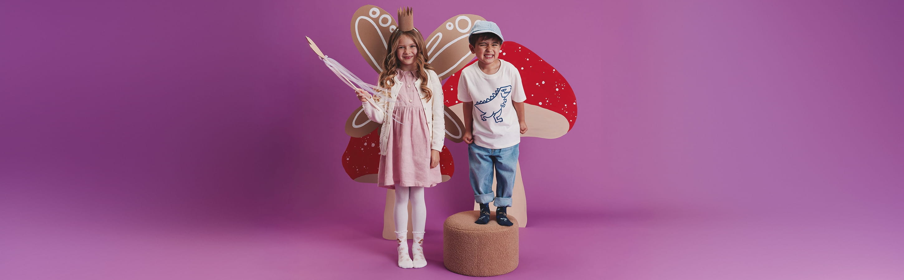 FALKE Kinder Socken mit Feen und Drachenmotiven kombiniert mit verspielten Outfits vor einer Märchenkulisse
