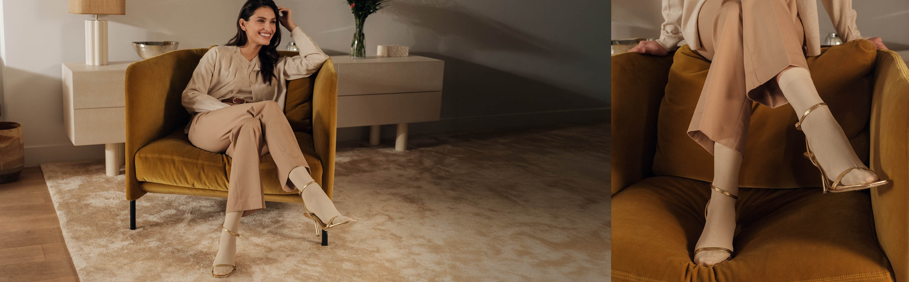 Frau sitzt entspannt in einem senfgelben Sessel und trägt beige FALKE Cotton Touch Socken, rutschhemmend, kombiniert mit goldenen Sandalen und einem eleganten Outfit in warmen Naturtönen
