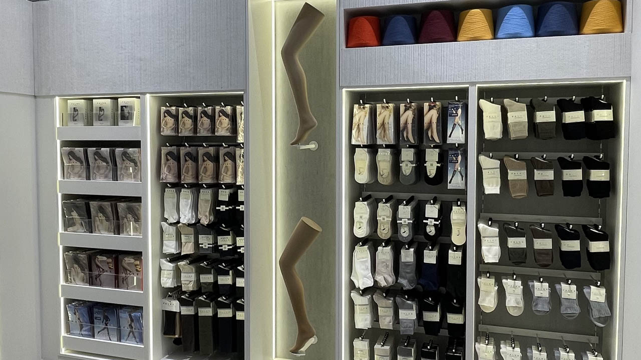 FALKE Store Dubai Gate Avenue FALKE Store Dubai Gate Avenue